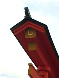 宮島厳島神社の大鳥居の屋根の西側の月