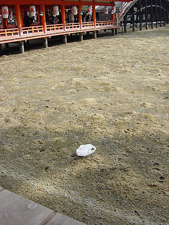 宮島の厳島神社社殿の外に落ちたビニール袋