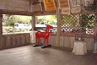 宮島にある「大元神社」の赤い木馬1
