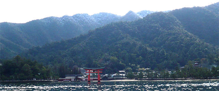 海側から撮影した厳島神社の大鳥居