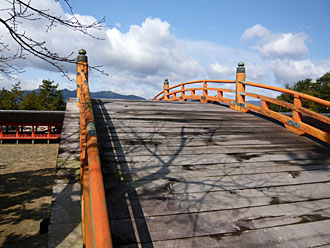 宮島の厳島神社神殿の重要文化財の反橋1