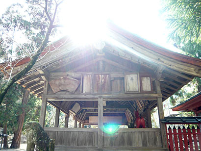 宮島にある「大元神社」の右は本殿