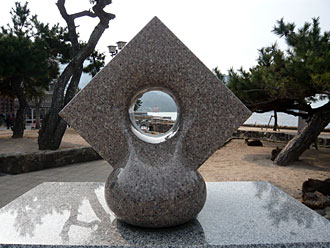 宮島の世界遺産登録記念碑の菱形のオブジェ