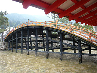 宮島の厳島神社神殿の重要文化財の反橋2