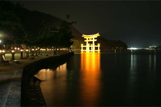 参道から見たライトアップされた宮島の厳島神社の大鳥居